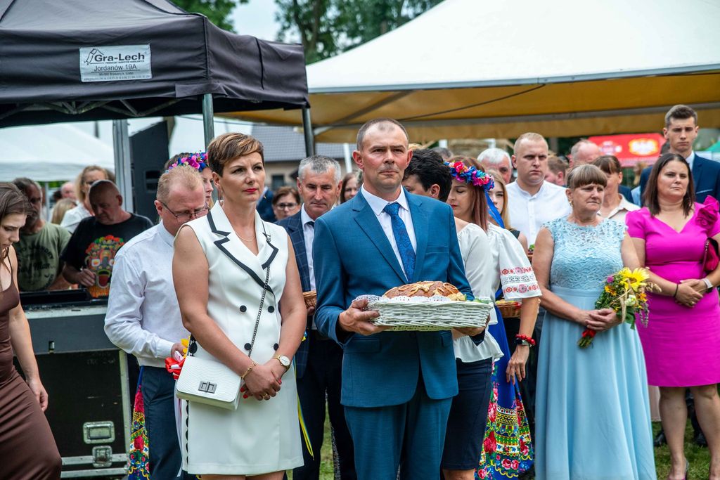 Dożynki gminne w Borzęciczkach z barwnym korowodem